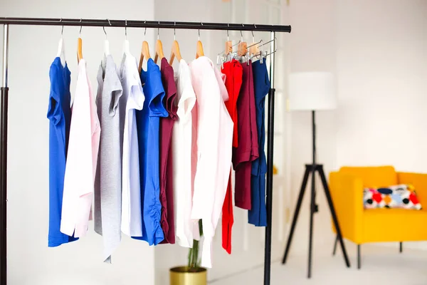 Estante Con Varias Camisas Femeninas Colocadas Una Habitación Estilo Minimalista —  Fotos de Stock