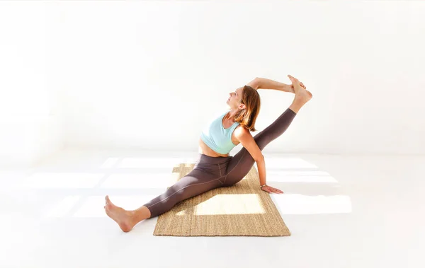 Vista Lateral Mujer Tranquila Ropa Deportiva Practicando Yoga Mientras Equilibra —  Fotos de Stock