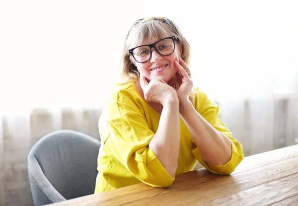 Mujer Madura Positiva Gafas Graduadas Camisa Amarilla Casual Mirando Cámara —  Fotos de Stock