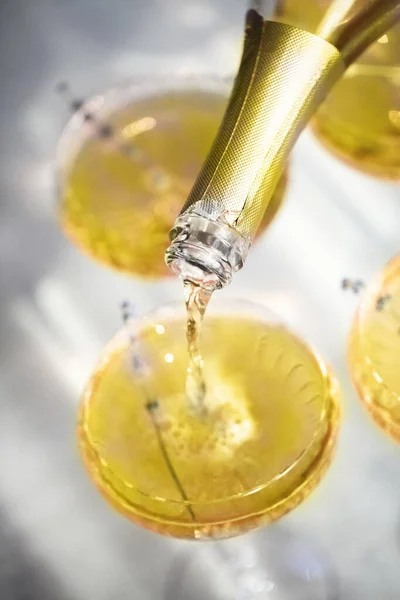 Glasögon Med Kall Lysande Gul Champagne Cocktail Med Lavendel Blommor — Stockfoto