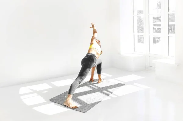 Spor Kıyafetli Sakin Bir Kadının Firefly Pozunda Yoga Yaparken Kollarını — Stok fotoğraf