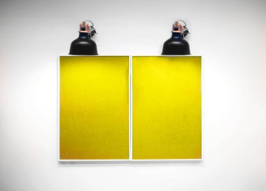 Kağıt notlar ve çıkartmalar için fotokopi alanı olan ilan panolarını çerçevelettim. Onların üzerinde bir gaz lambası var. Merkez ofis kavramı