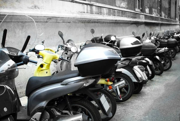 Rua Italiana Estreita Com Motos Estacionadas Roma — Fotografia de Stock