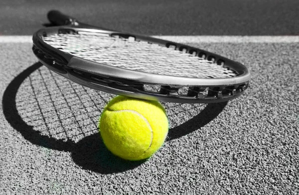 Primer Plano Raqueta Tenis Pelota Cancha Tenis Arcilla —  Fotos de Stock