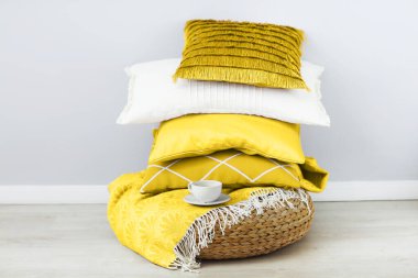 Pembe, beyaz yastıklar ve arka planda bir fincan kahve. Kapat.