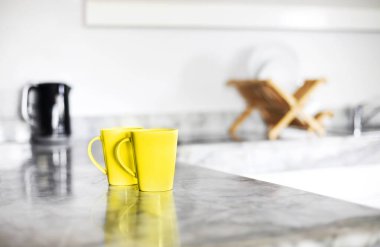 Mutfaktaki beyaz masanın üstünde kahvaltıda iki fincan kahvenin görüntüsünü kapat.