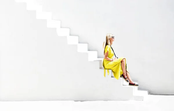 양지바른 선글라스를 여자가 햇빛을 받으며 화이트 계단에 — 스톡 사진