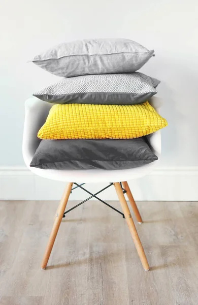 Krzesło Wnętrzu Poduszkami Modnych Kolorach Koncepcja Przytulnego Modnego Wnętrza — Zdjęcie stockowe