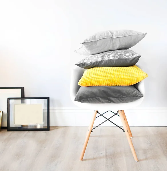 トレンディーな色の枕でインテリアの椅子 居心地の良い 流行のインテリアの概念 — ストック写真
