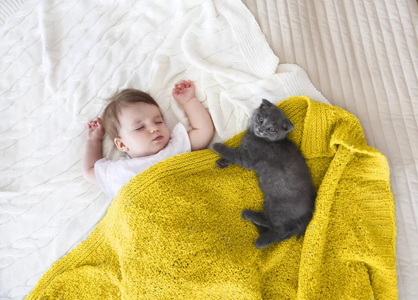 잠자고 아름다운 아기와 고양이의 사진을 클로즈업하 — 스톡 사진