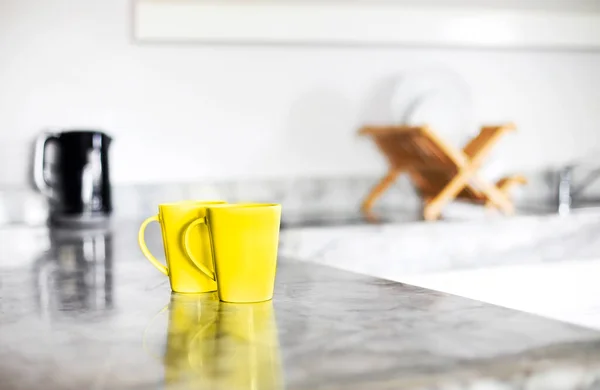 Vista Cerca Dos Tazas Café Para Desayuno Mesa Blanca Cocina — Foto de Stock