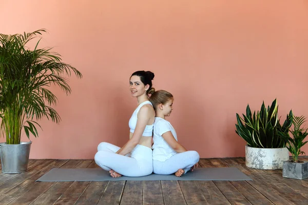 Sonriente Joven Niña Practicando Yoga Estera Acogedora Sala Estar — Foto de Stock