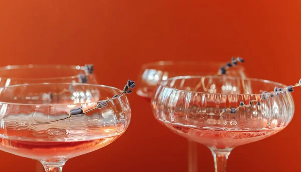 Set Glazen Bekers Met Champagne Bloemen Tafel Restaurant — Stockfoto