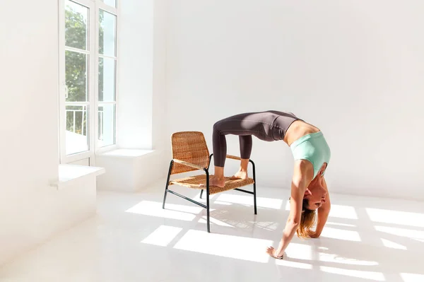 Spor Kıyafetli Sakin Bir Kadının Firefly Pozunda Yoga Yaparken Kollarını — Stok fotoğraf