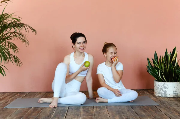 Gülümseyen Kadın Küçük Kız Rahat Oturma Odasında Yoga Yaptıktan Sonra — Stok fotoğraf