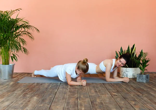 Glimlachende Jonge Vrouw Klein Meisje Oefenen Yoga Mat Gezellige Woonkamer — Stockfoto