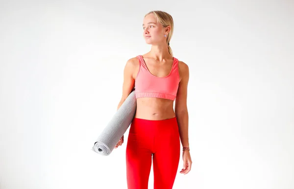 Parlak Kırmızı Bluzlu Zayıf Bir Kadın Beyaz Stüdyoda Yoga Çalışması — Stok fotoğraf