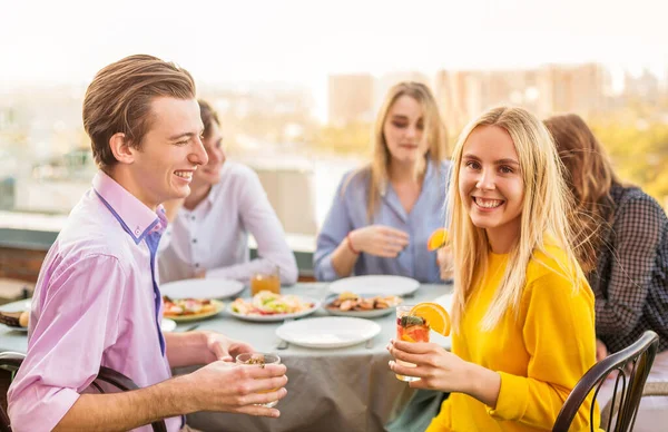 Homem Mulher Felizes Com Bebidas Alcoólicas Sorrindo Enquanto Sentam Mesa — Fotografia de Stock