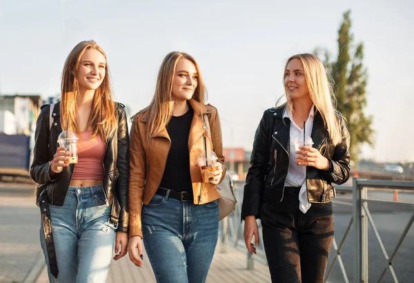 Ευτυχισμένες Νεαρές Γυναίκες Takeaway Ποτά Πόδια Στο Πεζοδρόμιο Και Χαμογελώντας — Φωτογραφία Αρχείου