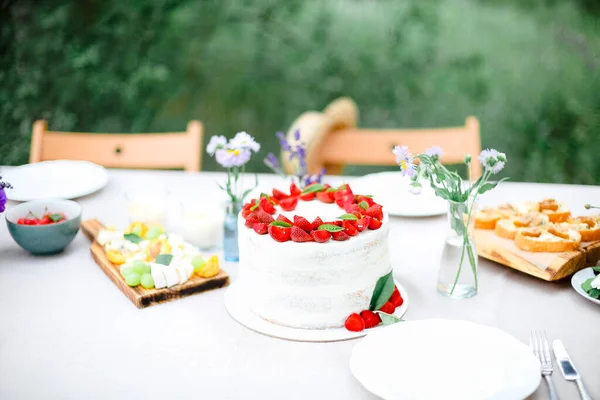 Ízletes Torta Bogyókkal Bankett Asztalra Közel Virágok Edények Nyáron Kertben — Stock Fotó