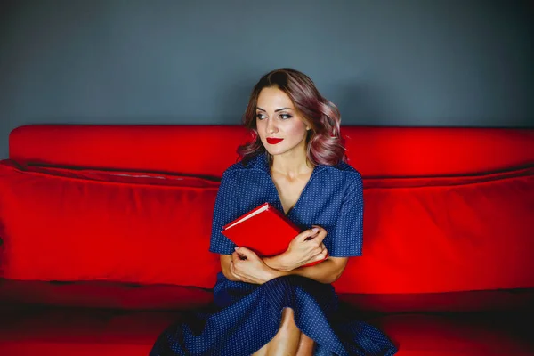 Elegante Hembra Con Labios Rojos Con Vestido Retro Sentado Sofá — Foto de Stock