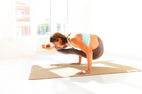 Seitenansicht Einer Ruhigen Frau Sportkleidung Die Yoga Firefly Pose Praktiziert — Stockfoto