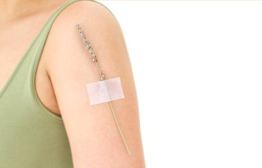 Taze çiçekleri olan isimsiz bir kadın. Yaz günü krem arkaplanda duran bantlarla parlıyor.