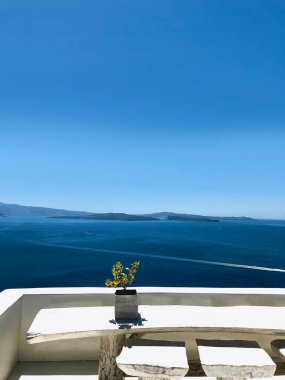 Yazın mavi bulutsuz gökyüzünün altında durgun mavi denizin terasından manzara.