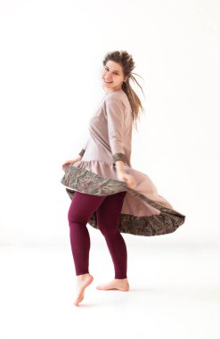 Saçları dağınık, komik, sevimli, neşeli yüzlü beyaz bir kadın.