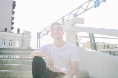 Köprüde gülümseyen adam