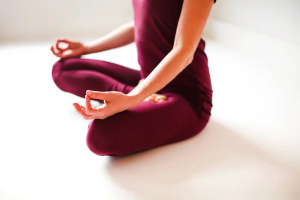 Jovem Fêmea Pose Ioga Meditando Sala Branca — Fotografia de Stock