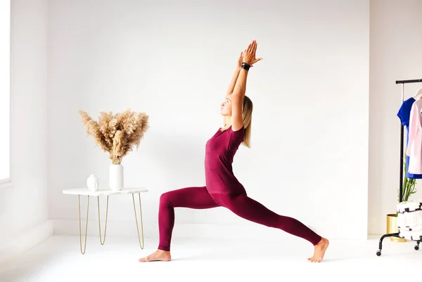 Yoga Yapan Beyaz Odada Meditasyon Yapan Genç Bir Kadın — Stok fotoğraf