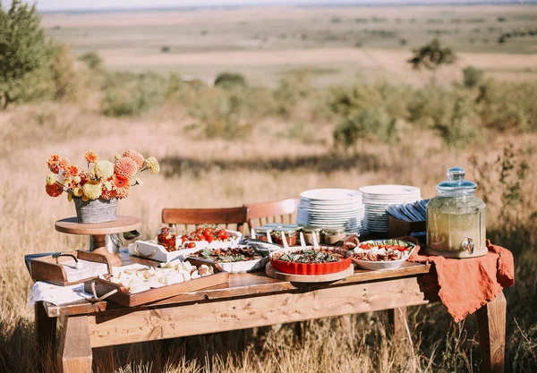 Catering Bar Met Diverse Snacks Buffettafel Tijdens Outdoor Event — Stockfoto