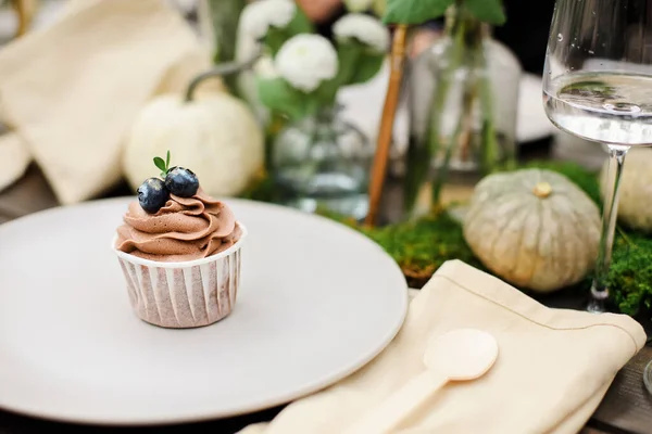 Delicioso Cupcake Com Creme Chocolate Mirtilos Colocados Prato Perto Copo — Fotografia de Stock