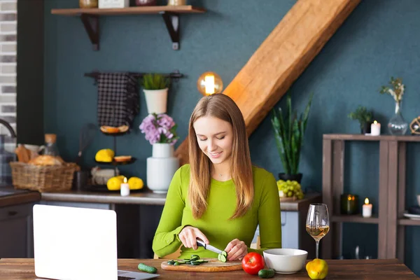 Gelukkig Vrouw Glimlachen Snijden Komkommer Voor Gezonde Groentesalade Tijdens Het — Stockfoto