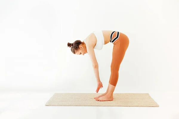 Giovane Bruna Femmina Abbigliamento Sportivo Tappetino Facendo Yoga Durante Pratica — Foto Stock