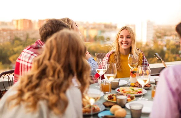 Uomini Donne Allegri Che Sorridono Seduti Tavola Durante Banchetto — Foto Stock