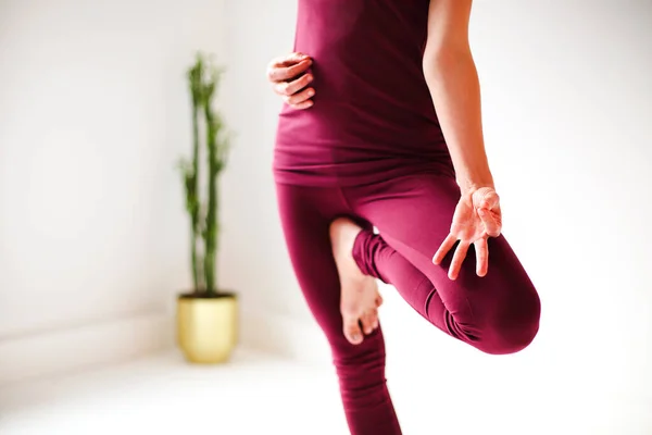 Jong Vrouw Yoga Poseren Mediteren Witte Kamer — Stockfoto