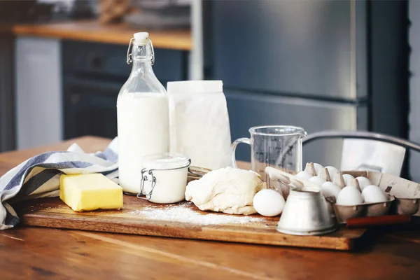 Ingredientes Variados Para Preparação Pastelaria Colocados Tábua Corte Madeira Mesa — Fotografia de Stock