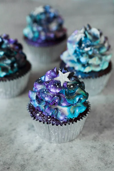 Vysoký Úhel Mňam Cupcakes Galaxií Barevný Krém Hvězda Tvaru Dekorace — Stock fotografie