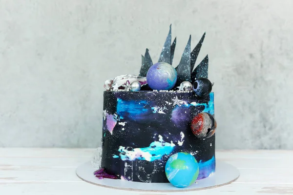 銀河色のクリームと灰色のテーブルの上に配置された星型の装飾とおいしいケーキ — ストック写真