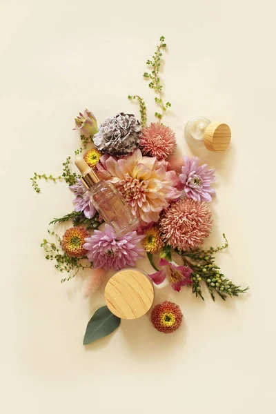 Ovanifrån Naturliga Kosmetiska Produkter Och Färska Blommor Arrangerade Beige Bakgrund — Stockfoto