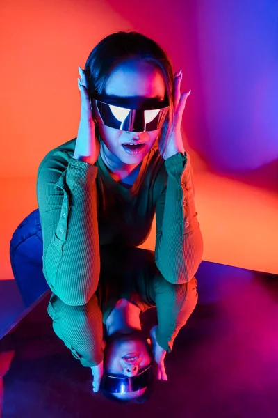Yukarıdan Genç Bir Kadın Fütüristik Gözlükleriyle Kafaya Dokunuyor Renkli Neon — Stok fotoğraf