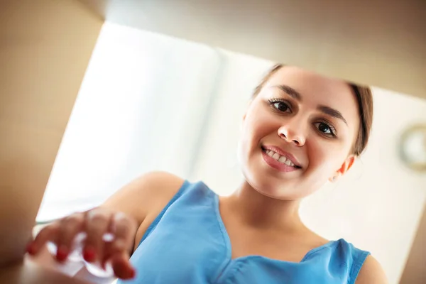 Baixo Feliz Jovem Fêmea Sorrindo Olhando Dentro Caixa Papelão Abrir — Fotografia de Stock