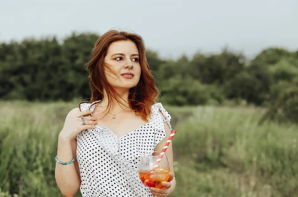 Mladá Žena Pije Alkohol Koktejl Pomerančem Rozmazaném Pozadí Přírody — Stock fotografie