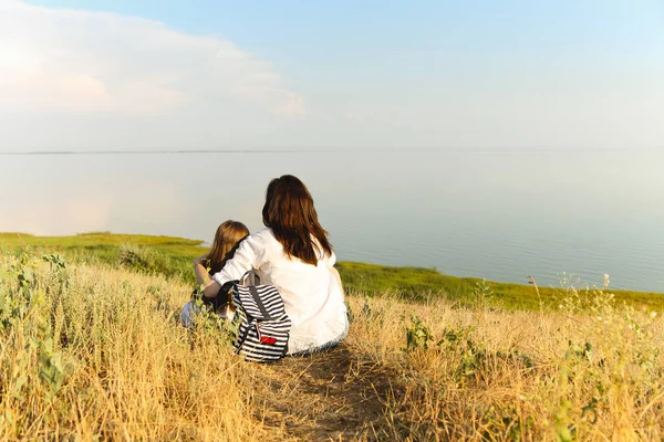 Bakåt Bild Oigenkännlig Kvinna Kramas Flicka När Sitter Torkat Gräs — Stockfoto