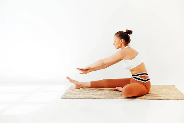 Jeune Femme Brune Tenue Sport Assise Sur Tapis Faisant Yoga — Photo