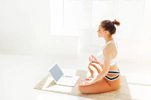 Junge Brünette Frau Sportbekleidung Sitzt Auf Matten Und Macht Yoga — Stockfoto