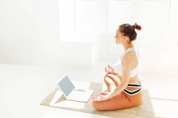 Jovem Morena Sportswear Sentado Tapete Fazendo Ioga Enquanto Pratica Mindfulness — Fotografia de Stock