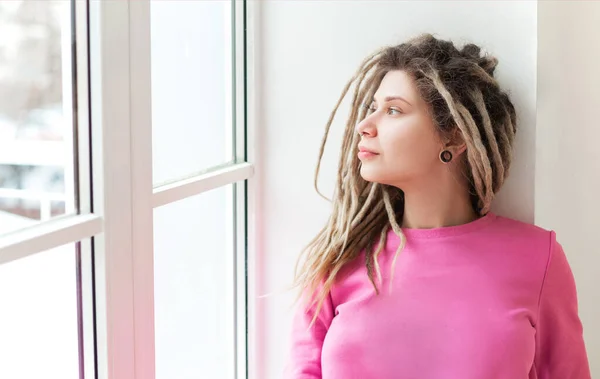 Real Mujer Caucásica Con Rastas Peinado Divertido Lindo Cara Alegre — Foto de Stock